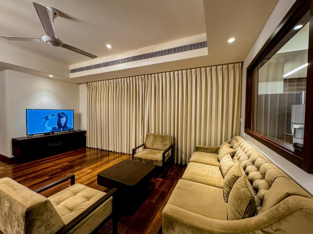 Slave IslandBrand new Water Front Luxury Cinnamon Suites Apartment in heart of Colombo City的带沙发和平面电视的客厅