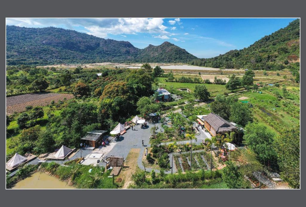 An Suối Garden Tri Tôn An Giang的享有山脉村庄的空中景致