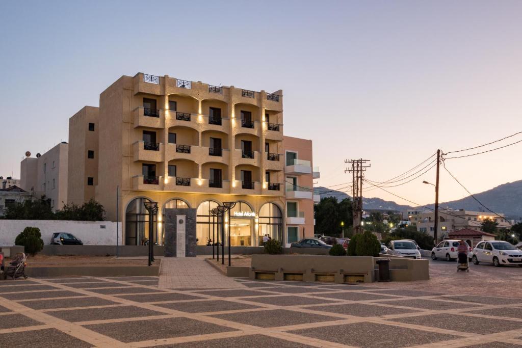 卡尔帕索斯亚特兰蒂斯酒店的停车场中央的一座建筑
