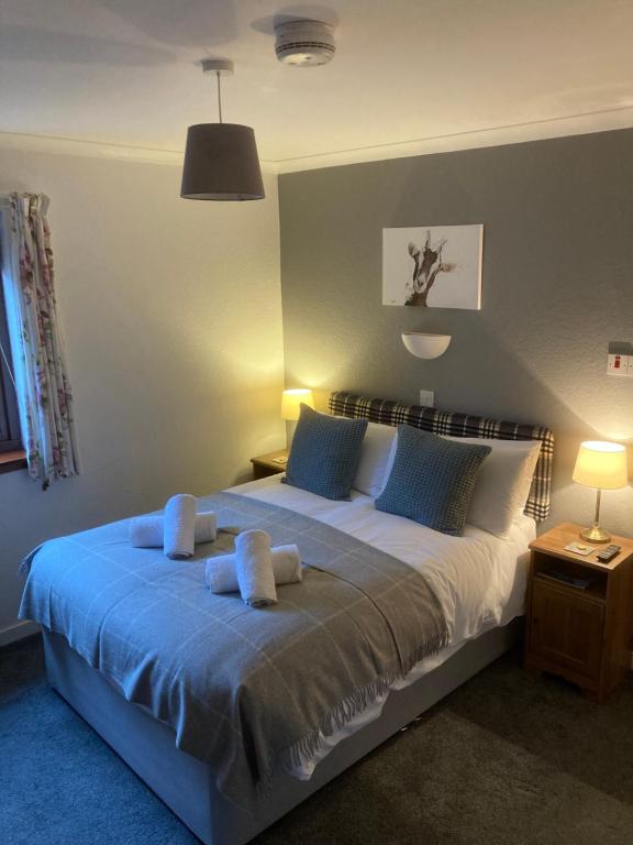奥尼赫Highland Croft B&B的一间卧室配有一张床,上面有两条毛巾