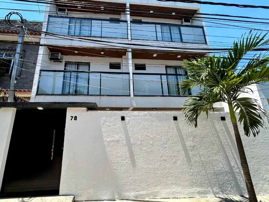 里约热内卢Ház的前面有棕榈树的建筑