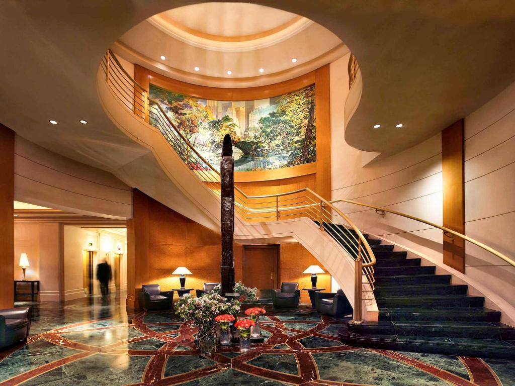 纽约纽约索菲特酒店的大厅,大楼内有一个螺旋楼梯