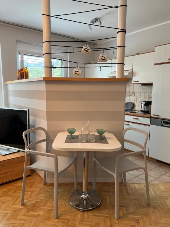 克拉根福Der Landsitz的一间厨房,里面配有桌椅