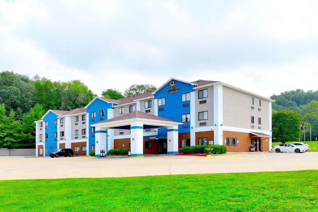 CaseyvilleQuality Inn & Suites Caseyville - St Louis的拥有蓝白色建筑的酒店