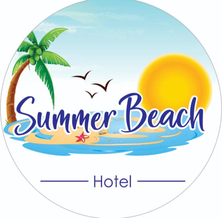 El CharquitoSummer beach hotel的棕榈树海滩和夏日海滩酒店