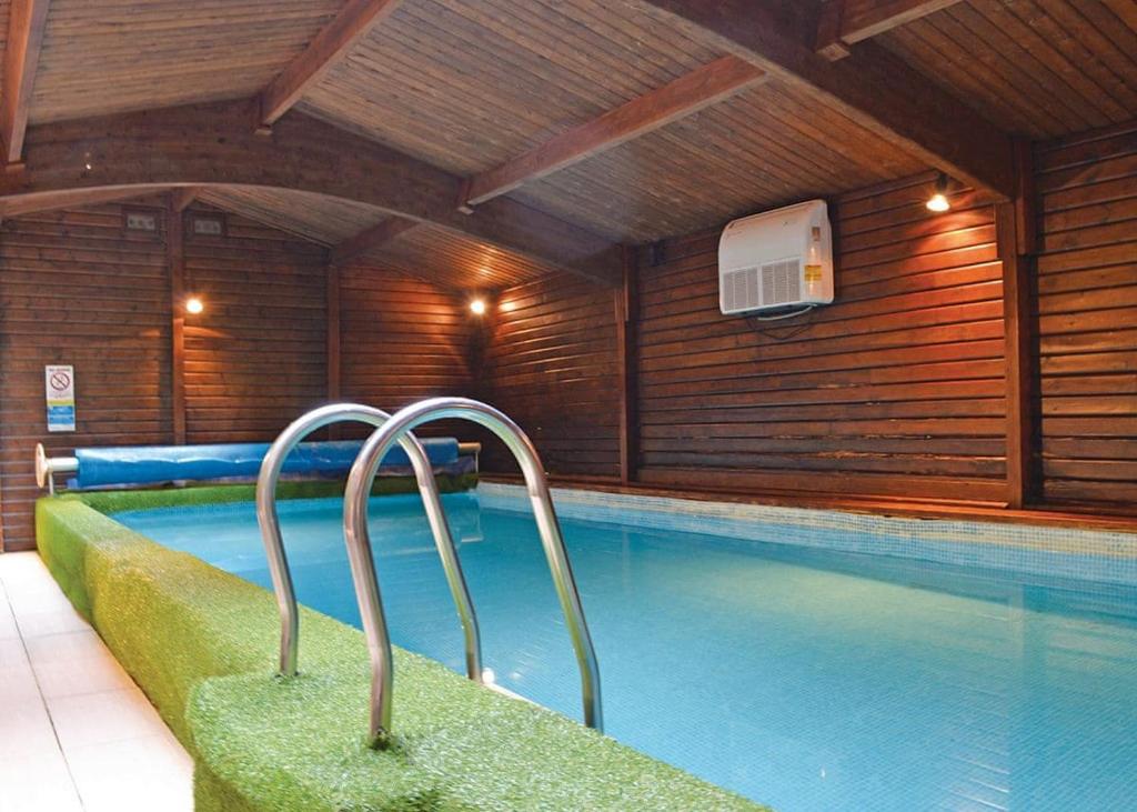 彻克Brookside Leisure Park的一个带游泳池的室内游泳池