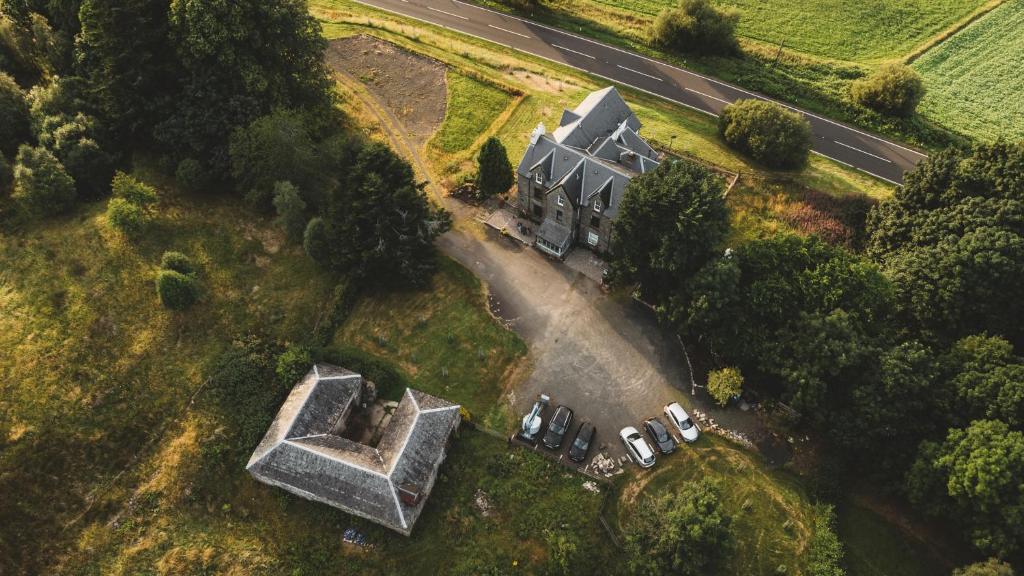 基林Suie Hunting Lodge的一组停放汽车的房屋空中景观