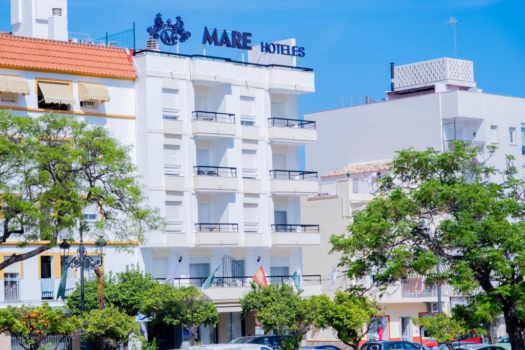 EsteponaMare Estepona Hotel的白色的建筑,上面有标志