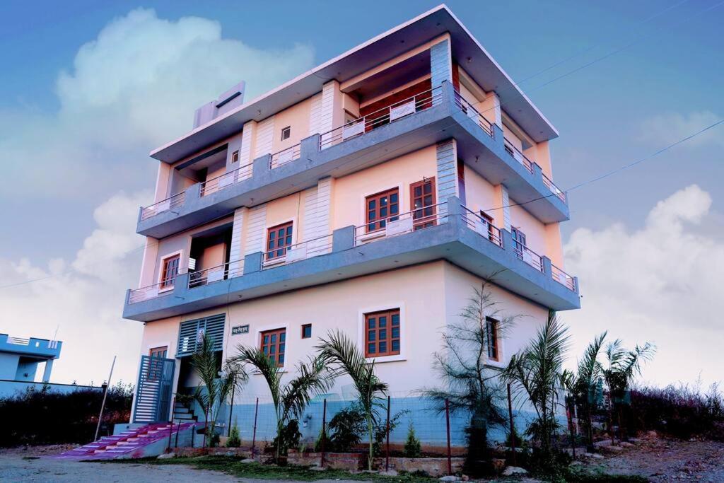 乌代浦Bhagora CJMA Home Stay/Villa的一座带阳台的建筑