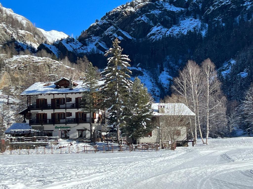 科涅翁德扎纳酒店的山前大雪中的一座大建筑