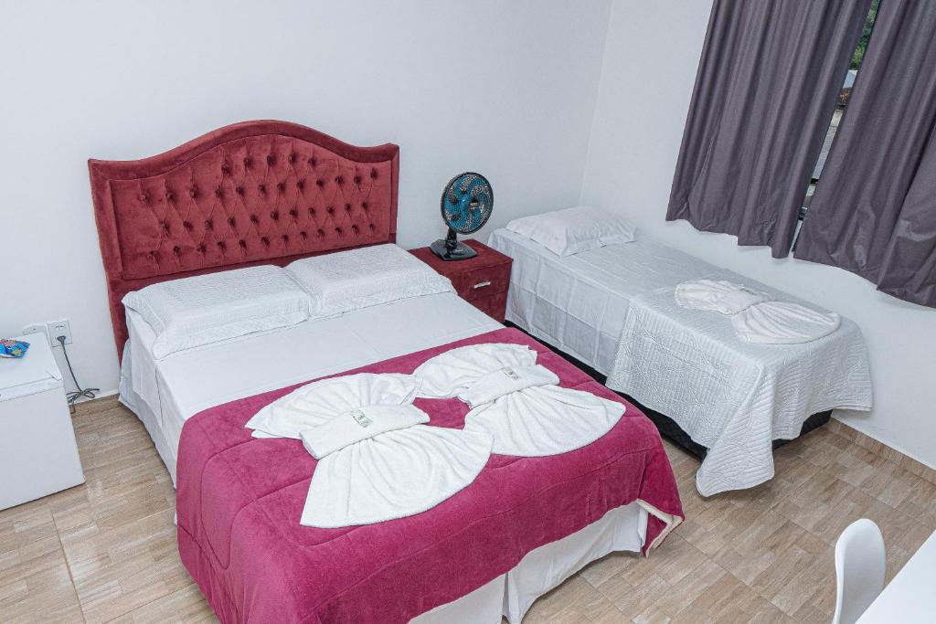 Lebrinhos hotel的一间卧室配有两张带毛巾的床