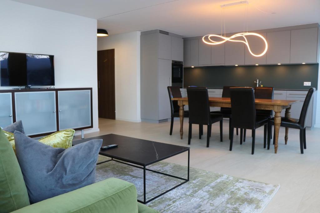 阿罗萨Lorez 5D by Arosa Holiday "neu renoviert"的用餐室以及带桌椅的起居室。