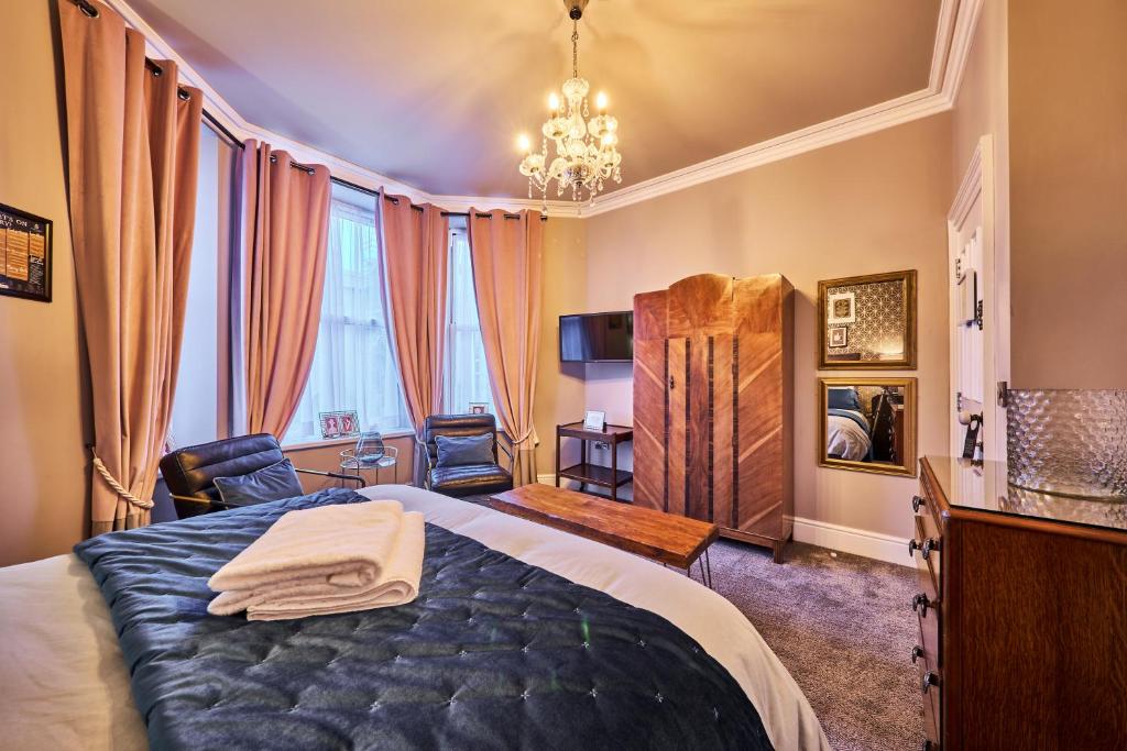 伦敦德里Art House的一间卧室配有一张大床和一个吊灯。