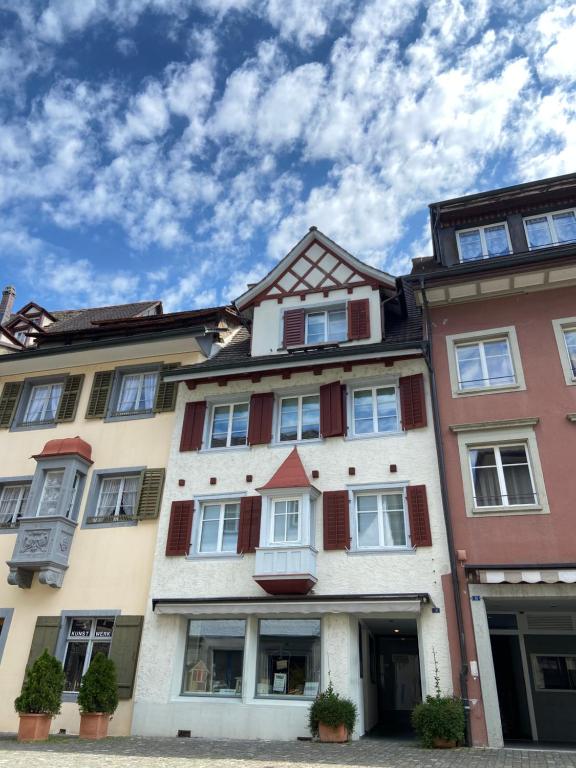 施泰因Understadt 14 guesthouse的一座高大的建筑,设有窗户,天空蔚蓝