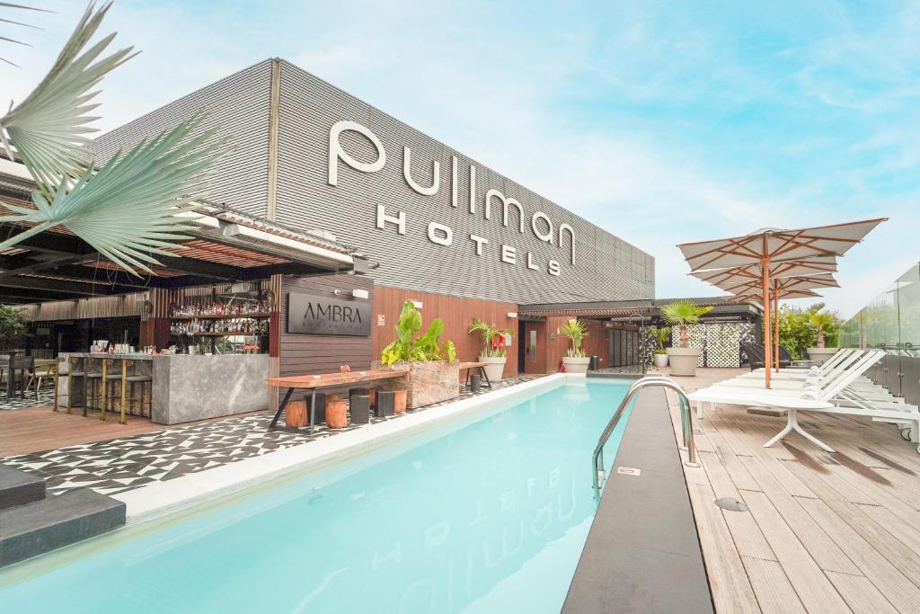 利马Pullman Lima Miraflores的酒店前的游泳池