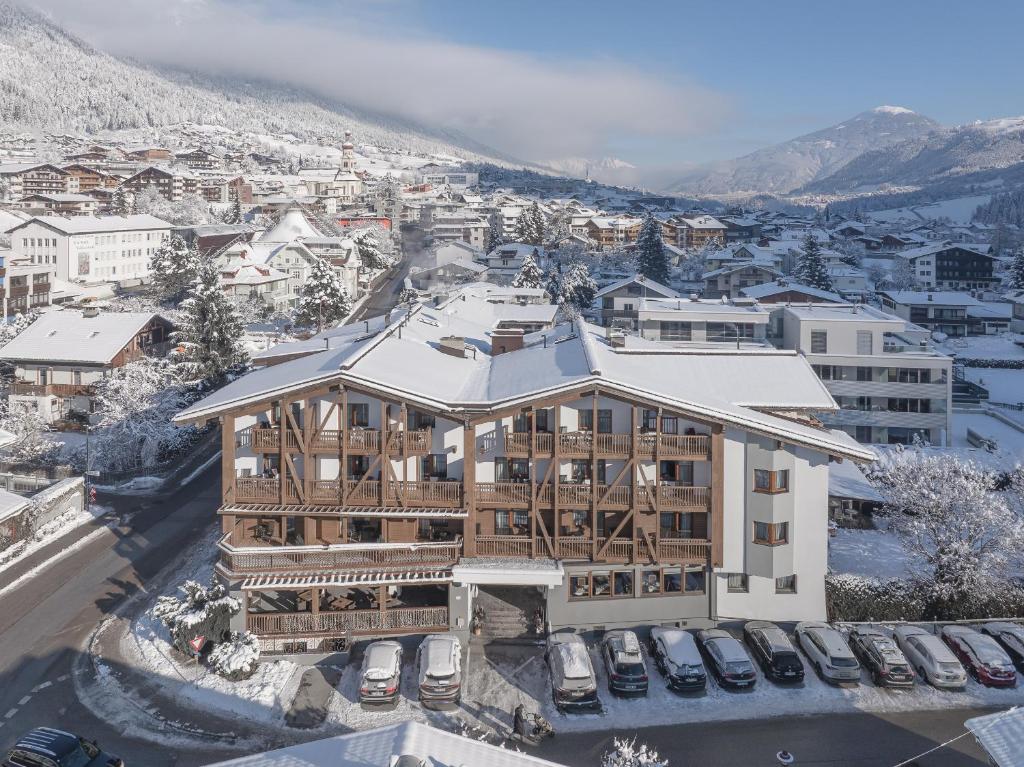 富尔普梅斯泰若乐尔霍夫高山酒店的享有带雪盖屋顶的建筑的空中景致