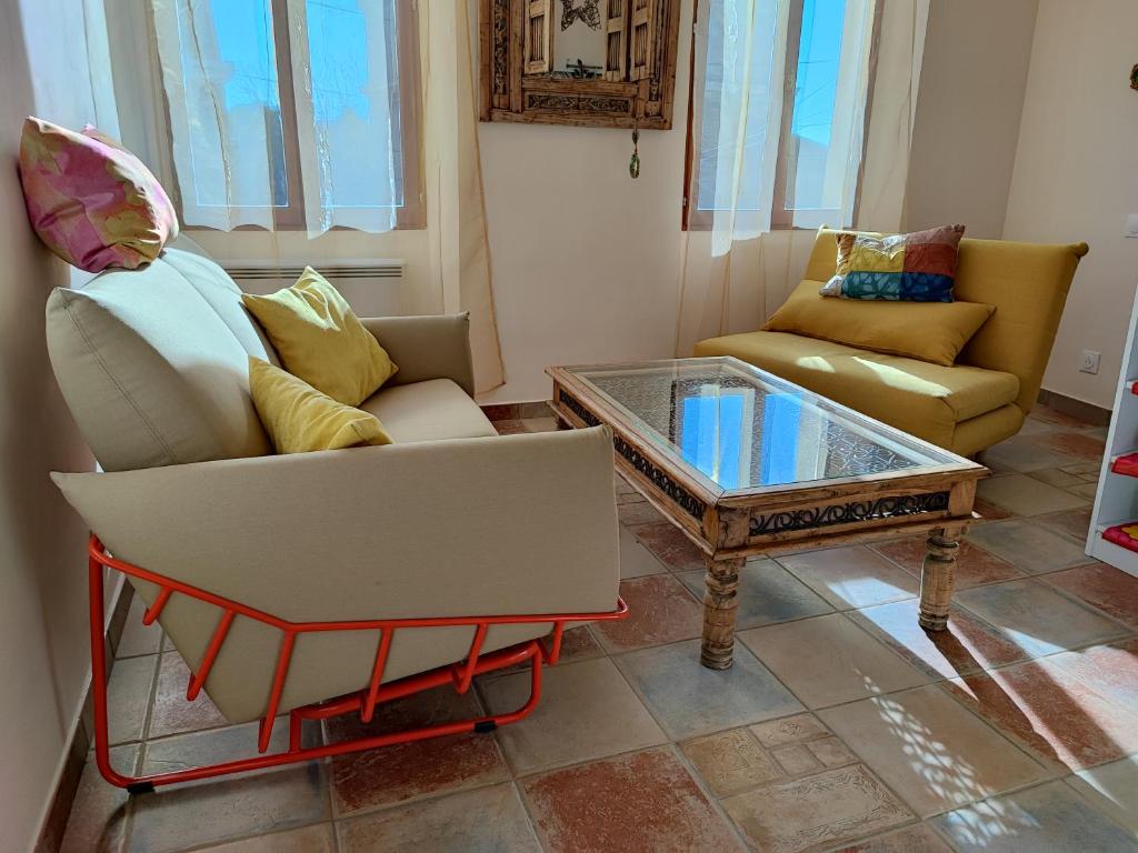 马赛Petit cocon à Mourepiane的带沙发和咖啡桌的客厅