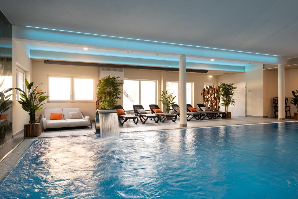 吕本斯普瓦尔德斯特弗昂斯豪弗酒店的一座带椅子的大型游泳池