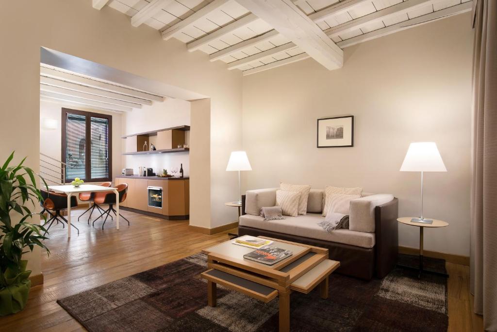 罗马斯坎德培宫公寓的客厅配有沙发和桌子