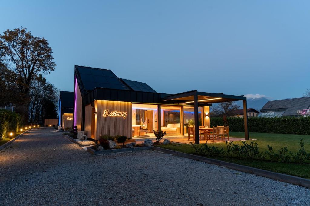 森克Luxury Resort Potatoland的车道上带屋顶的小房子