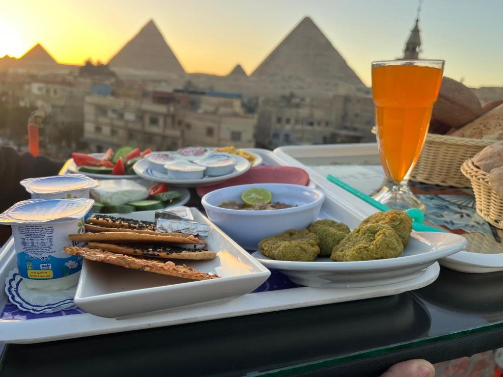 开罗Loca Pyramids View的桌上的食品托盘和饮料