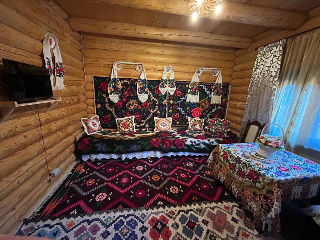 RozavleaCasa Ilies的小屋内带桌子和床的房间