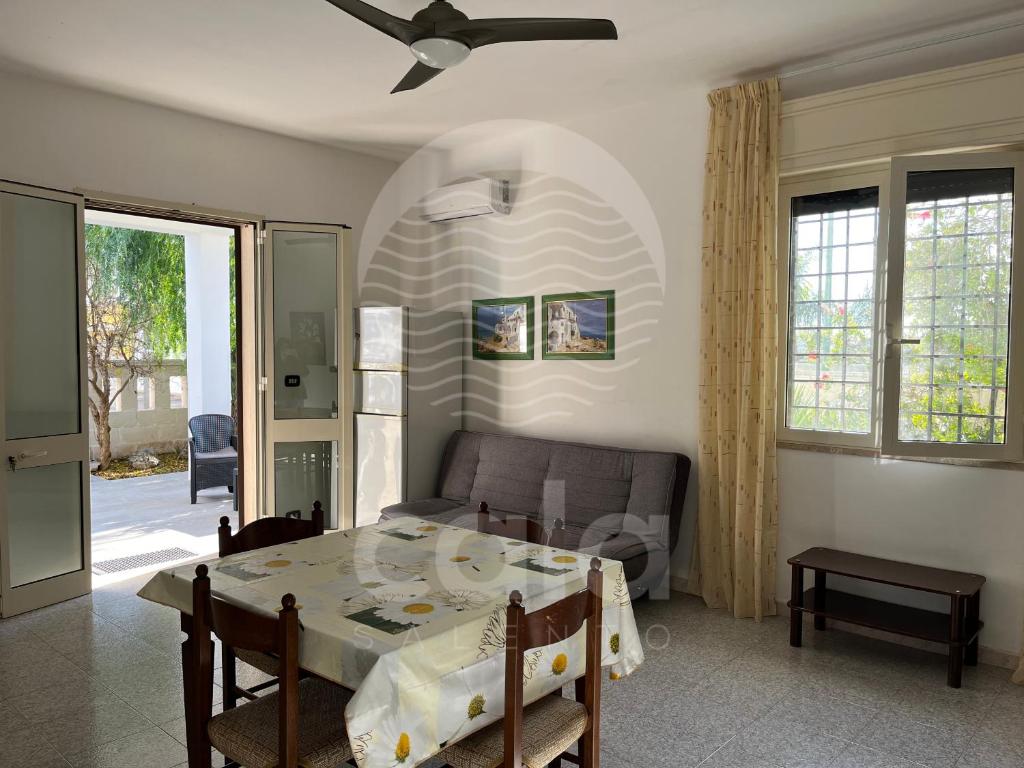 托雷拉皮罗Villa Nah - Spiaggia a 250m的客厅配有桌子和沙发