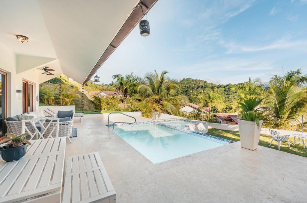 圣塔芭芭拉-山美纳SPECIAL PRICE Puerto Bahia 3BR Villa的一个带游泳池和度假村的户外庭院