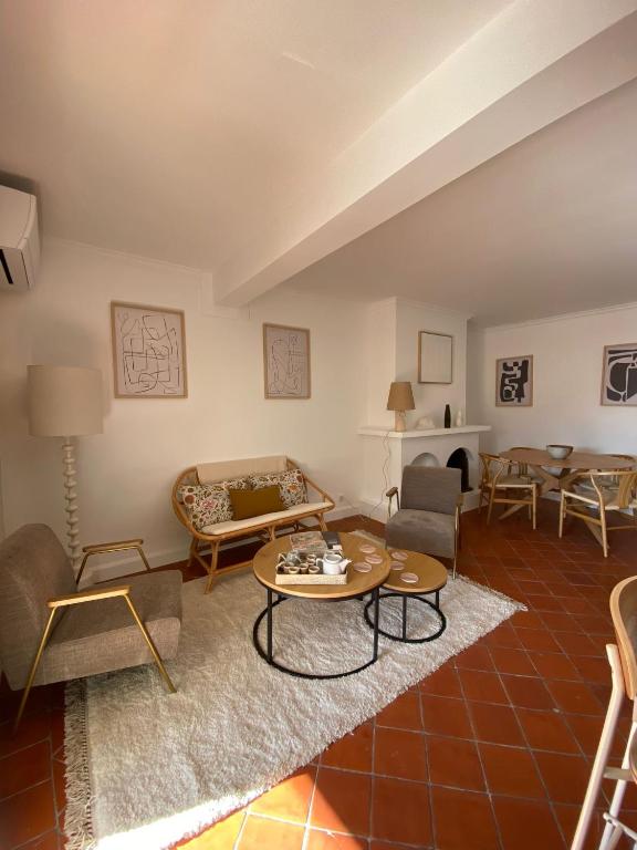 普罗旺斯艾克斯Deux chambres avec terrasse dans le centre ville d'Aix en Provence的客厅配有椅子和桌子