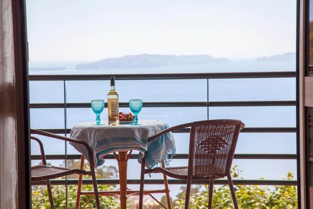 圣达塞拉Quinta do Santo by LovelyStay的一张桌子,上面放着一瓶葡萄酒和两杯酒