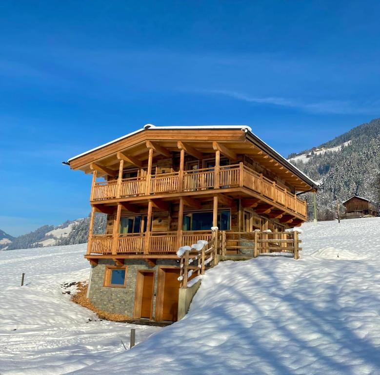 奇勒谷地拉姆绍Chalet - Das Schrofen的雪地小木屋