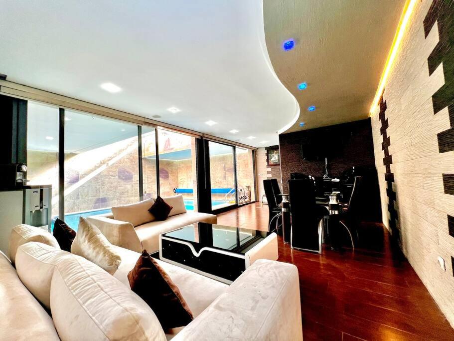 卡萨布兰卡Nassali - Luxurious Beachfront Villa with Private Pool的客厅配有白色的沙发和桌子