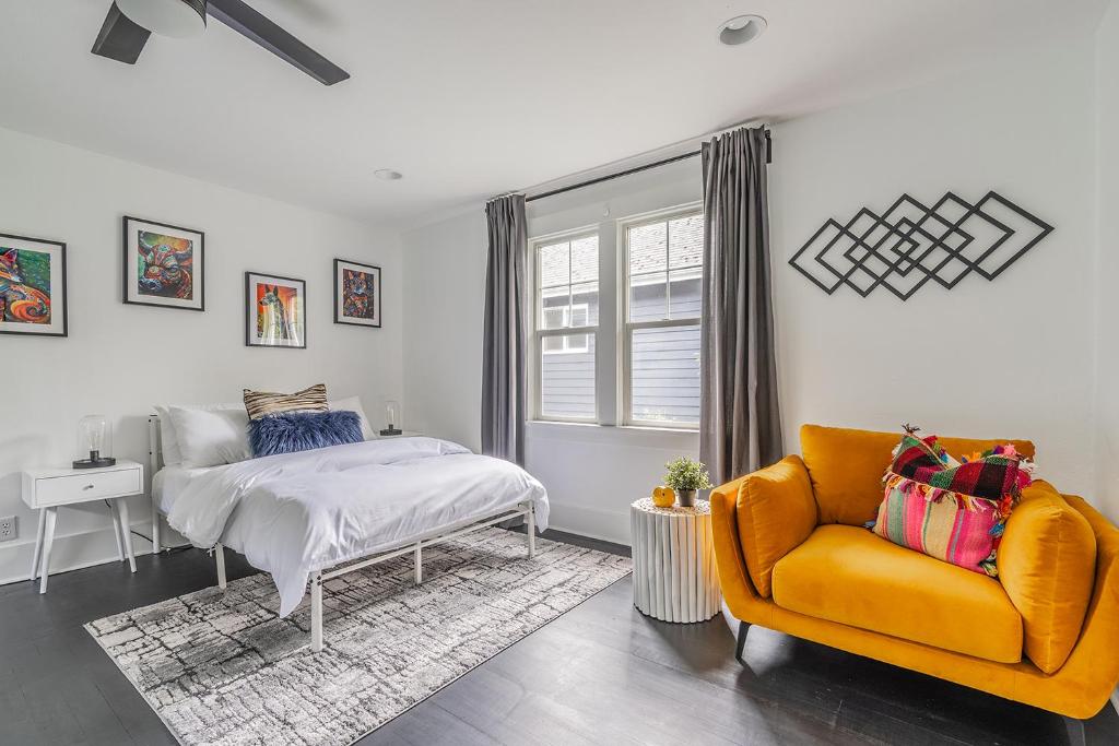 西雅图Capitol Hill Cutie的一间卧室配有一张床、一张沙发和一个窗口