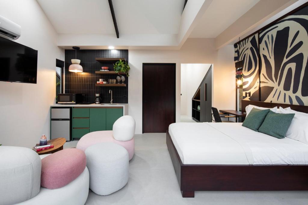 福尔图纳BAUMA的一间卧室设有一张床和一间客厅。