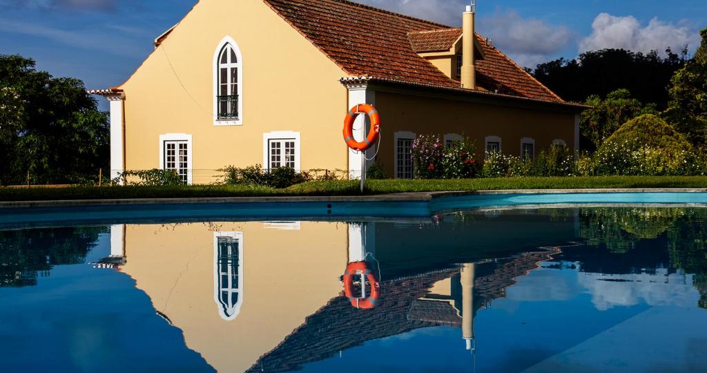 英雄港Quinta da Nasce Água的一座教堂,在游泳池里反射