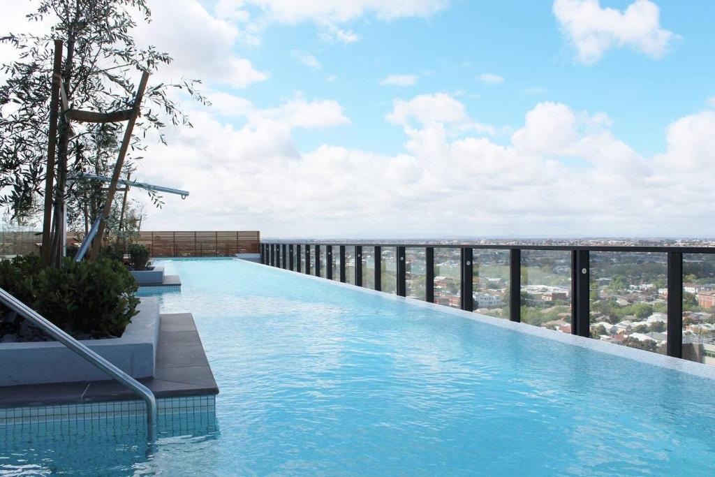 墨尔本Luxurious Flemington with Stunning Racecourse View的一座大楼顶部的游泳池
