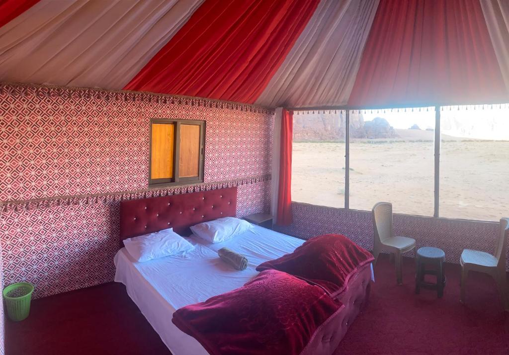 瓦迪拉姆Wadi Rum Sights Camp的帐篷内一间卧室,配有一张床