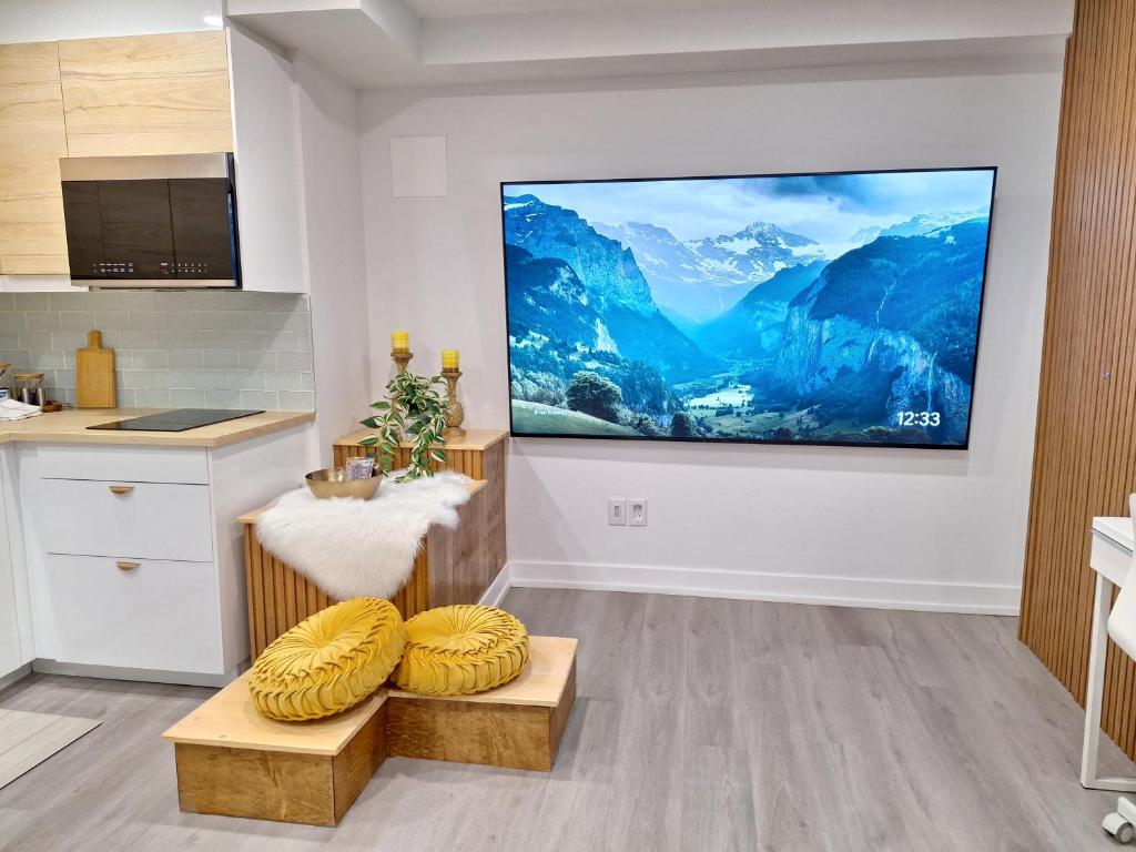 渥太华Independent Studio Suite的厨房配有壁挂式平面电视。