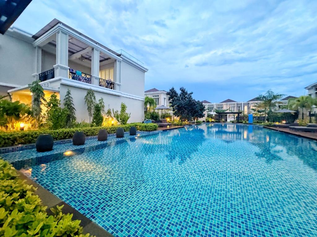 4 Bedrooms Big Holiday House with Pool by PlayHouse at Batam Center内部或周边的泳池