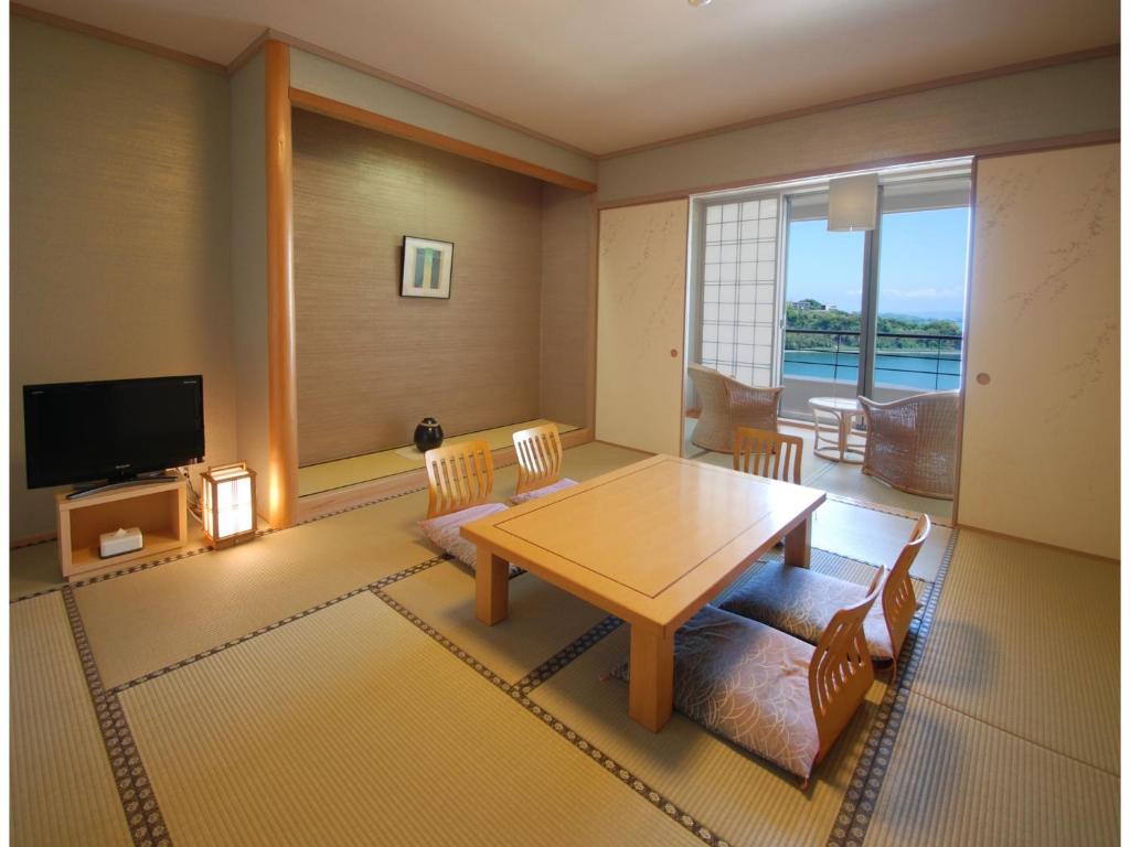 天草市Hotel Alegria Gardens Amakusa - Vacation STAY 40453v的客厅配有桌子和电视