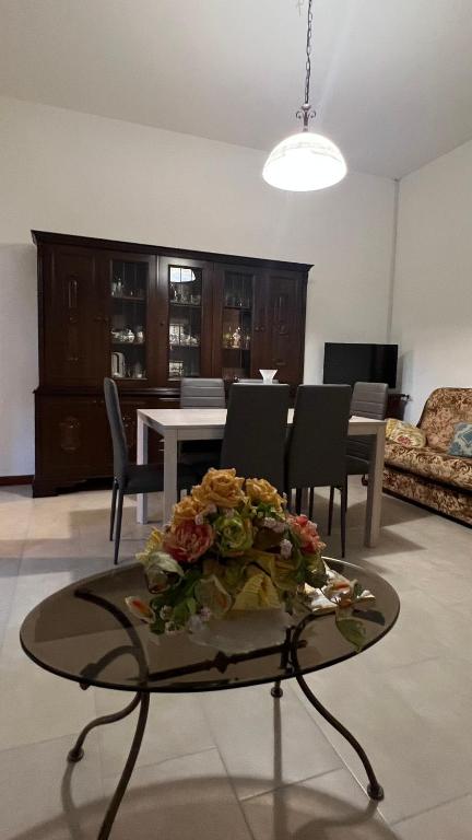 TerralbaCasa Corona - Appartamento affitto breve/lungo termine - casa vacanze的客厅配有桌子和一些椅子