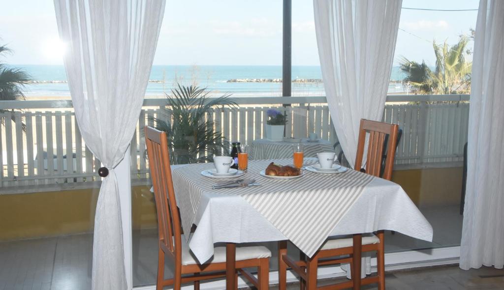 里米尼卡纳比酒店的桌椅,享有海景