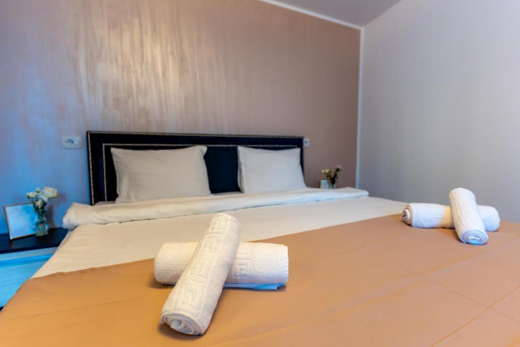 布拉索夫Vila Crișan的一间卧室配有一张带滚毛巾的床