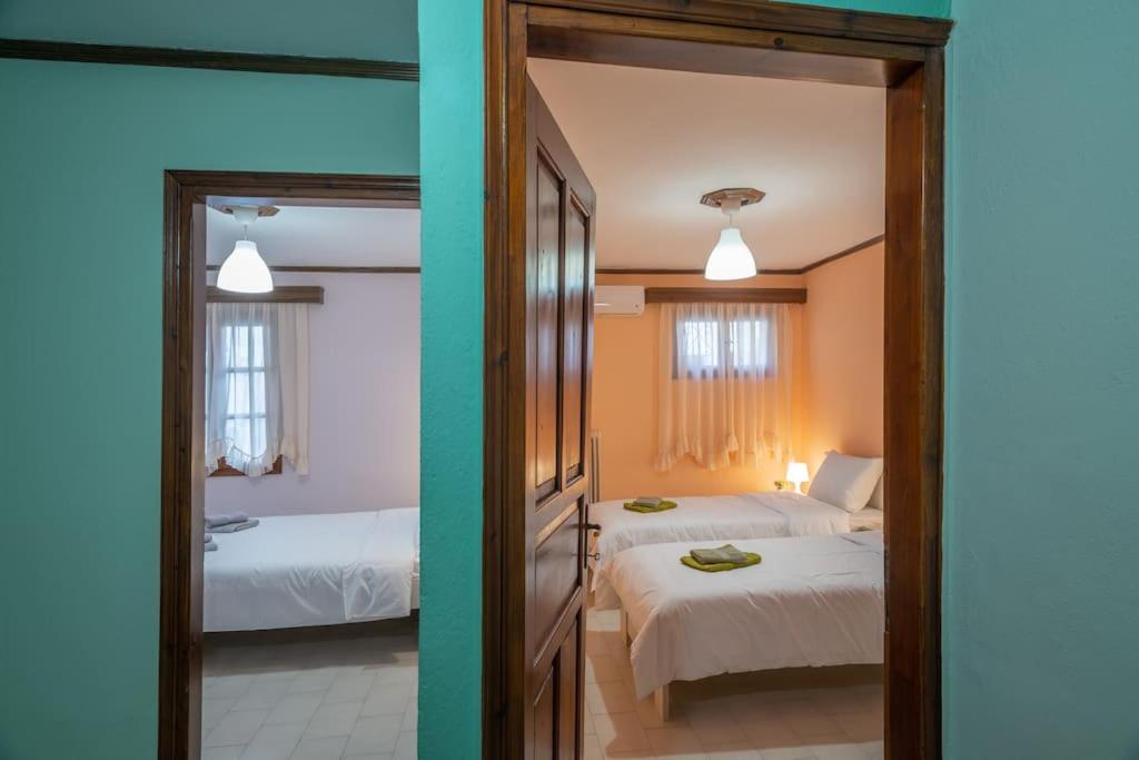 塞萨洛尼基Kassi Hanni Guesthouse的享有2个不同景色的卧室,配有2张床