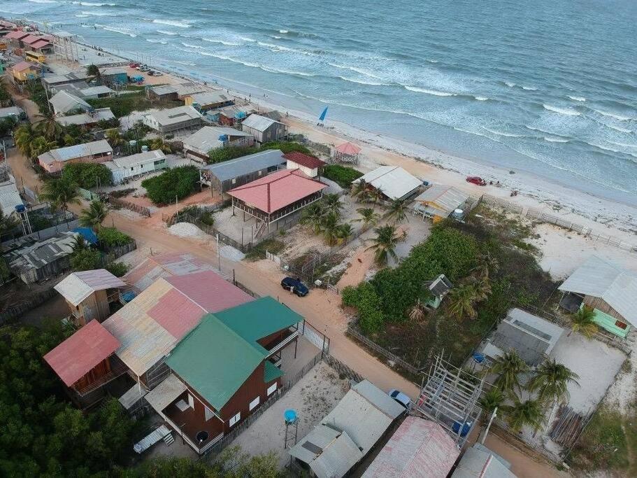 阿居鲁特乌亚Casa de Praia - Ajuruteua Pará的享有海滩的空中景致,设有房屋和海洋