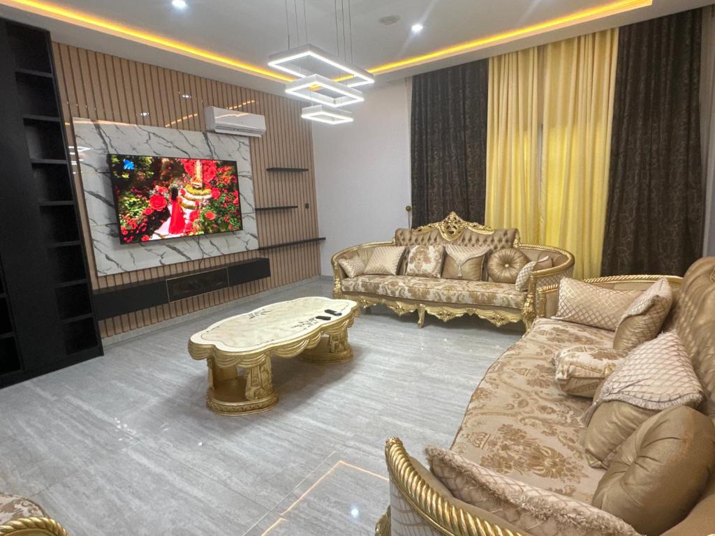 阿布贾Luxury Villa within Abuja Sanctuary的客厅配有两张沙发和一台电视机