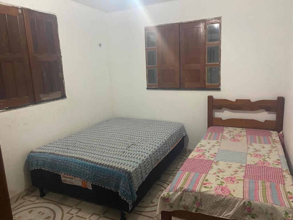 MarapanimCasa marudá的一间客房内配有两张床的房间