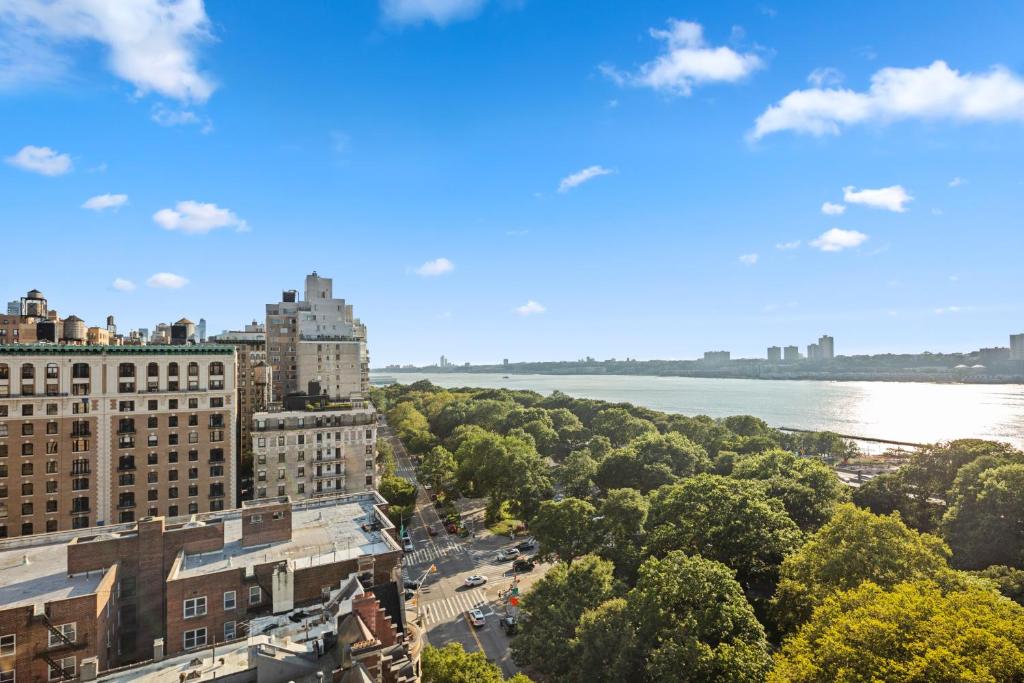 纽约河畔阁酒店的享有河流和建筑的城市美景