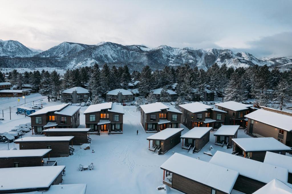 马姆莫斯湖Outbound Mammoth的山地覆盖的村庄