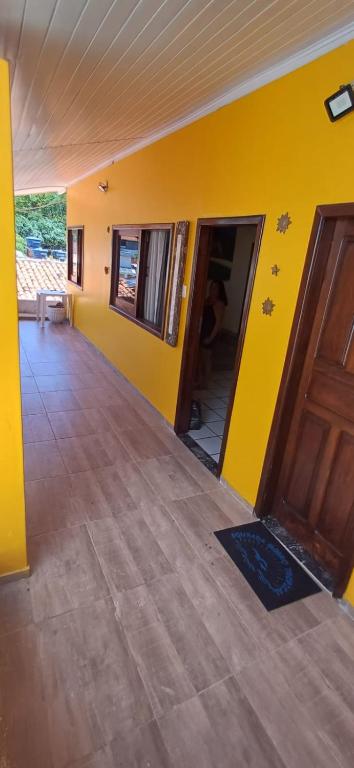 莫罗圣保罗Casa Gaúcho的一间黄色墙壁和门的房间
